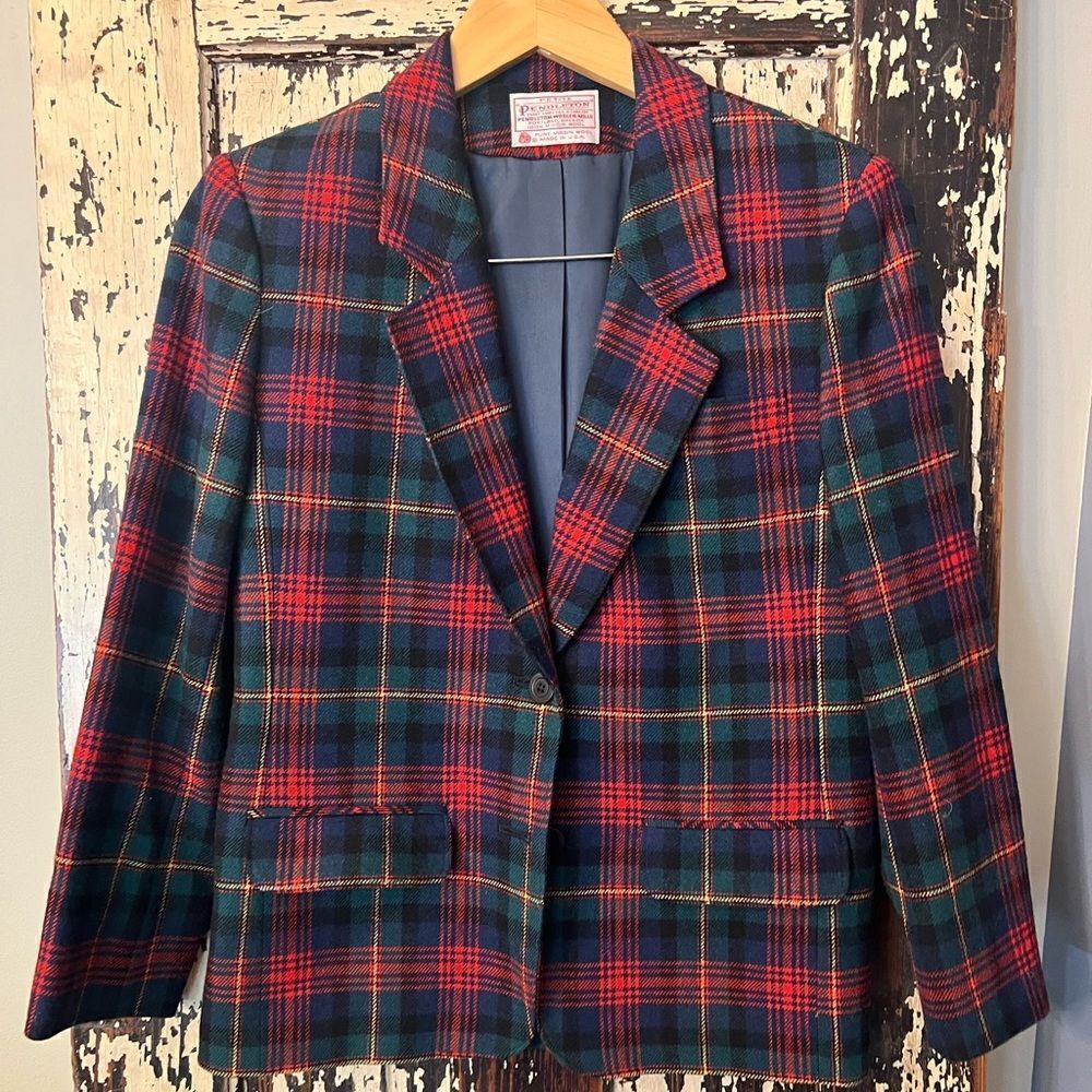 PENDLETON Vintage Red Black Plaid Wool Blazer Women's Size 8 petite.